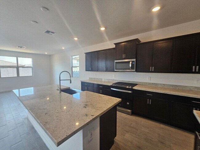 Building Photo - Beautiful new build w mountain views