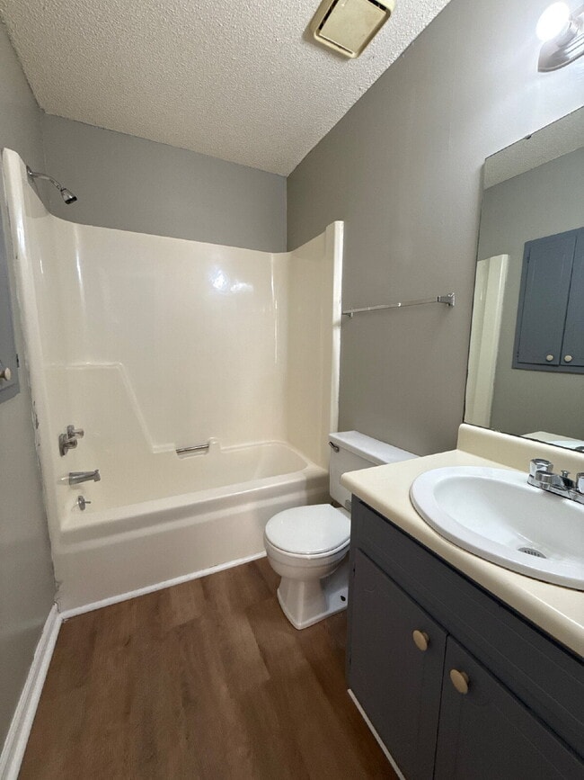 Building Photo - "Spacious 2-Bedroom, 2-Bath Oasis in Prime Huntsville Location!"