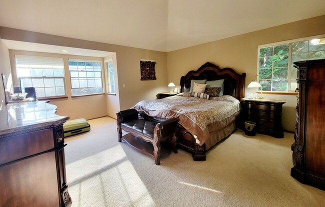 Building Photo - Stunning 4bd centrally located in desirable Ridgetop area