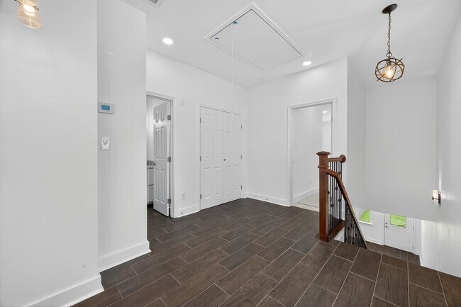 Building Photo - 714 Zoe St