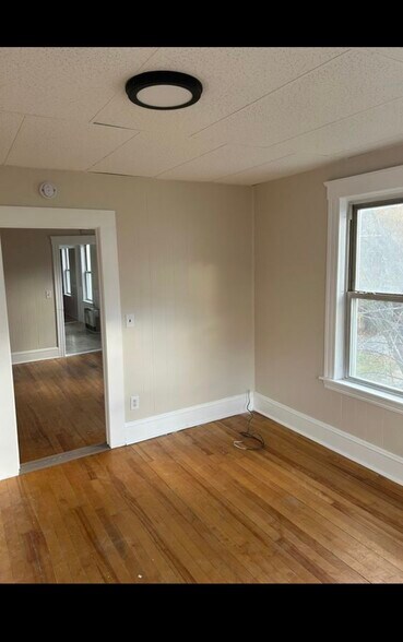 Building Photo - 37 Maple St