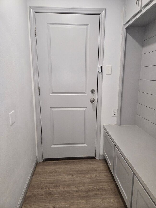 Building Photo - Spacious 4/3/2 Home with Modern Finishes and Great Location