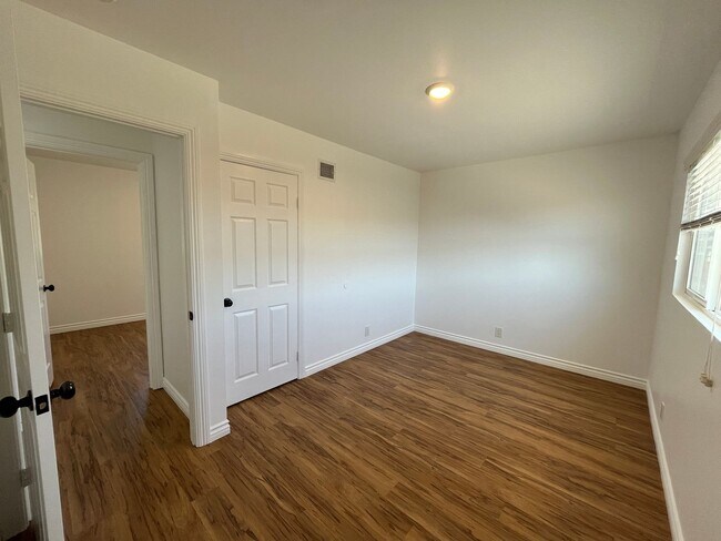 Building Photo - Freshly prepped 5BR in Simi w/downstairs b...