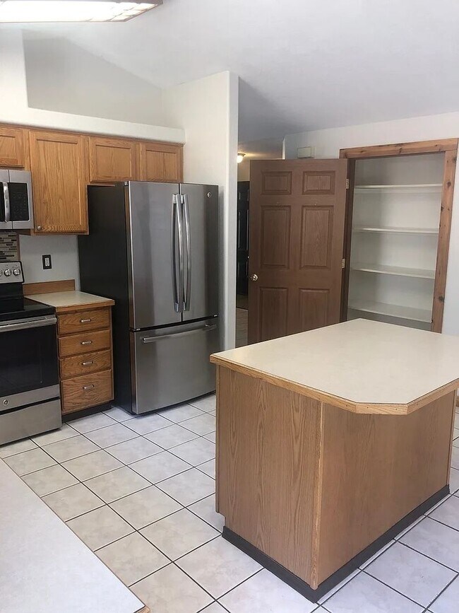 Building Photo - Spacious Single Level 3bd 2.75bath availab...