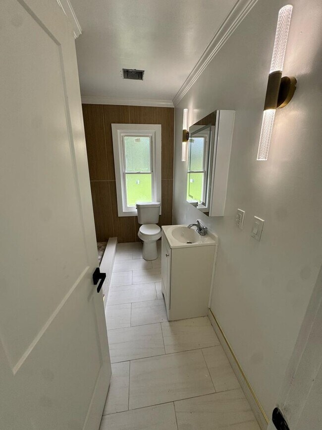 Building Photo - 2BD-1BTH HOME | NEWLY RENOVATED | WEST BLO...