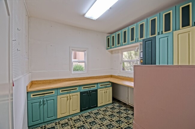 Building Photo - BEAUTIFUL, BRIGHT & AIRY 3BR2.5BA DETACHED TOWNHOME W/ LARGE 2-CAR GARAGE, WORKSHOP/BONUS ROOM, C...