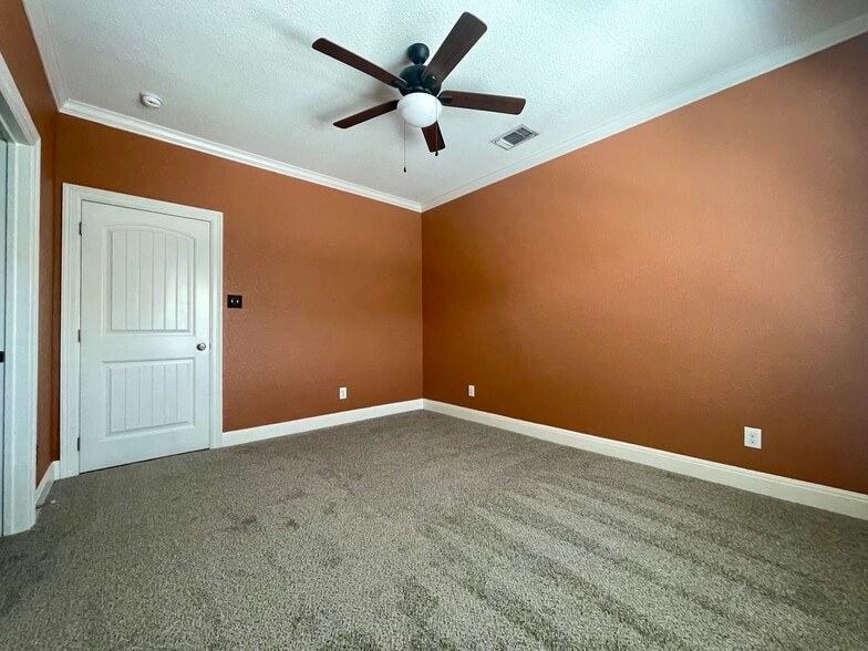 Primary bedroom - 417 S Washington Ave