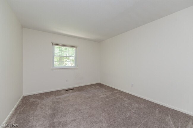 Building Photo - 7020 Carriage Hill Dr