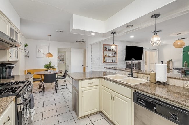 Building Photo - 2404 Crestview Cir