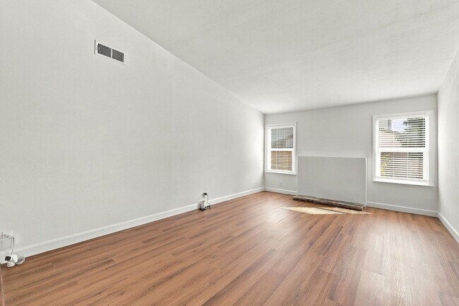 Building Photo - 560 Glenburry Way