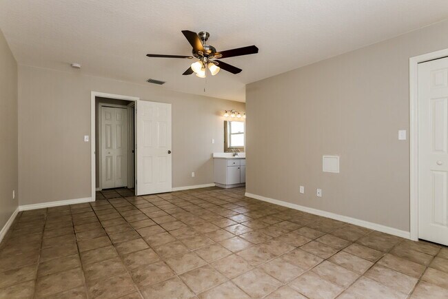 Building Photo - 9804 N Connechusett Rd