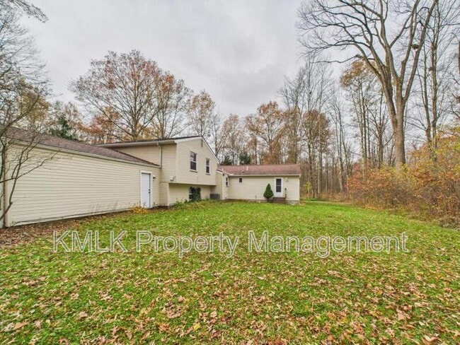 Building Photo - 874 Pleasant St