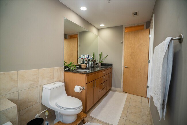 Building Photo - 1312 Live Oak St