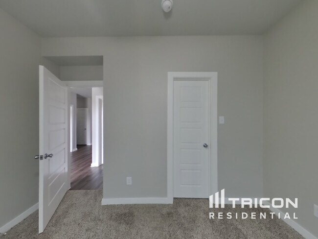 Building Photo - 1620 Village Creek Dr
