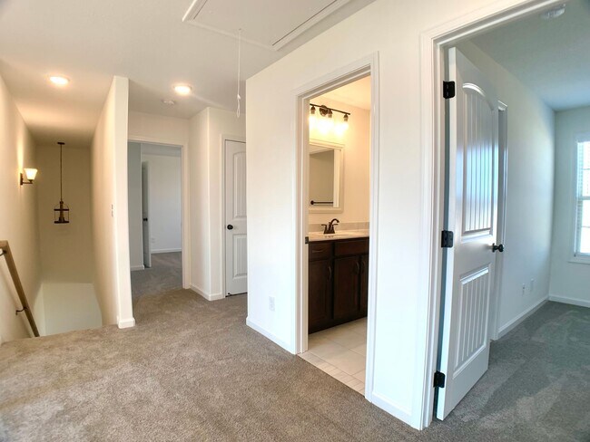Building Photo - 987 E Creek Coyote Trl
