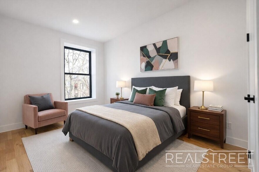 Building Photo - 3BR/2.5BA Duplex with In-Unit Washer/Dryer