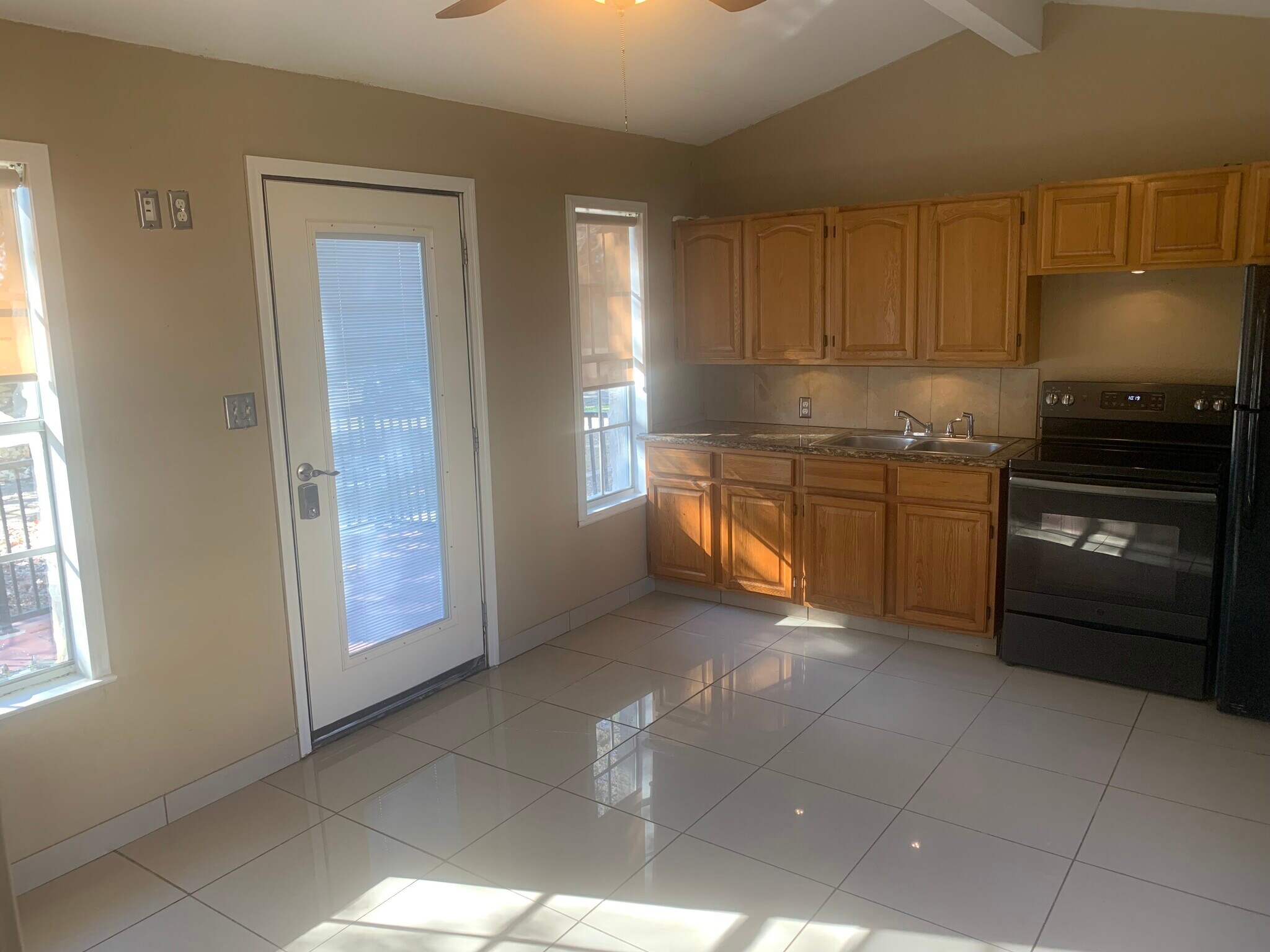 Building Photo - 1116 Lakeshore Dr