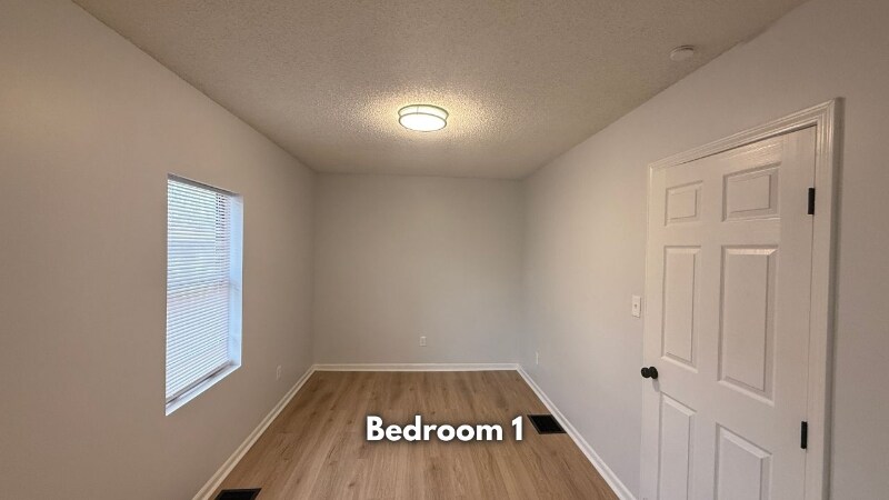 Building Photo - 907 S Cedar Ave