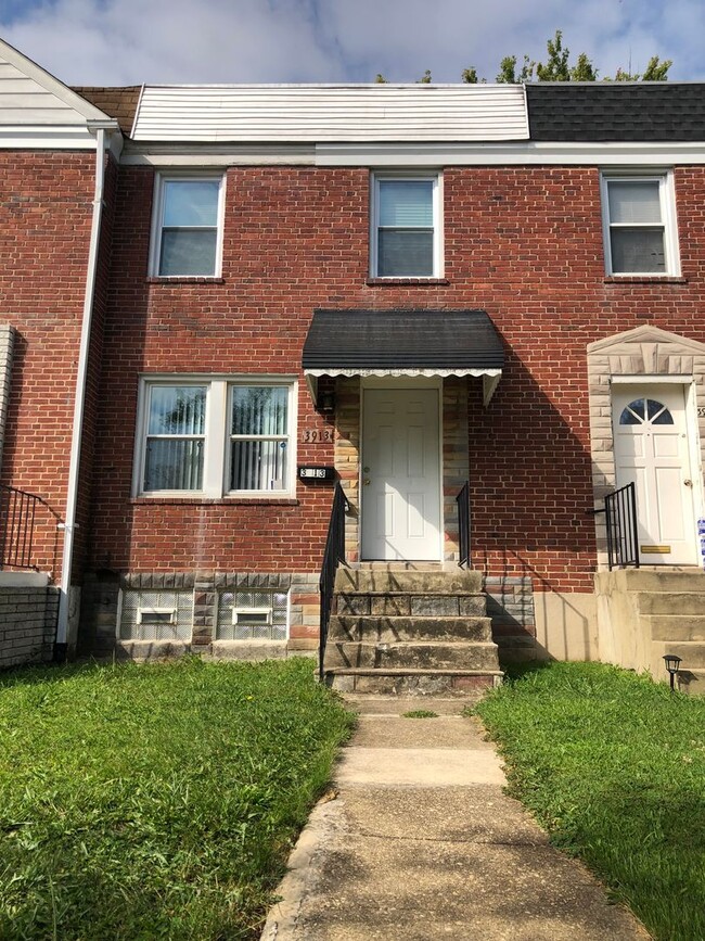 Building Photo - 2 Bedroom 1.5 bathroom townhouse