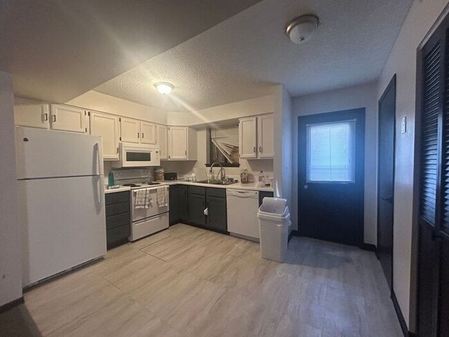 Building Photo - $1,050 | 2 Bedroom, 1 Bathroom Apartment | Cat Friendly | Available for August 1st, 2026 Move In!