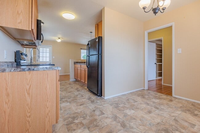 Building Photo - Bright & Inviting 3 Bed 1 Bath Home - Featuring Large Backyard!