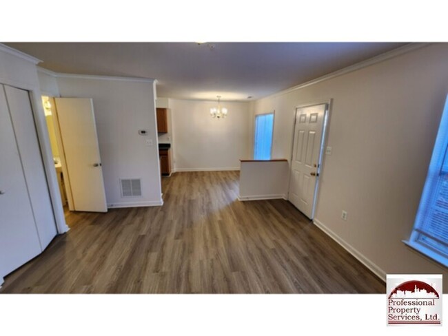 Building Photo - Beautiful 3-Level Townhouse in the Heart o...