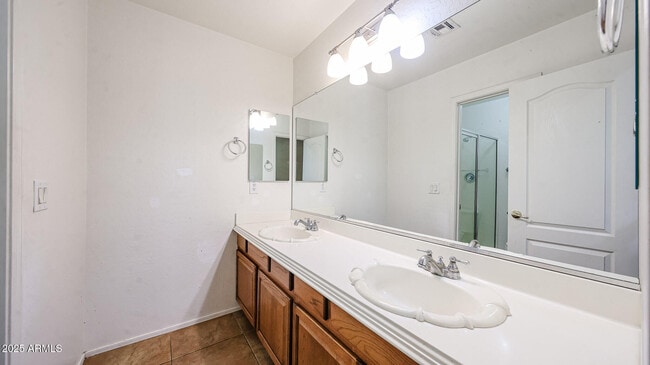 Building Photo - 7015 W Southgate Ave