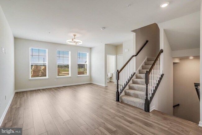 Building Photo - 385 Ensemble Wy