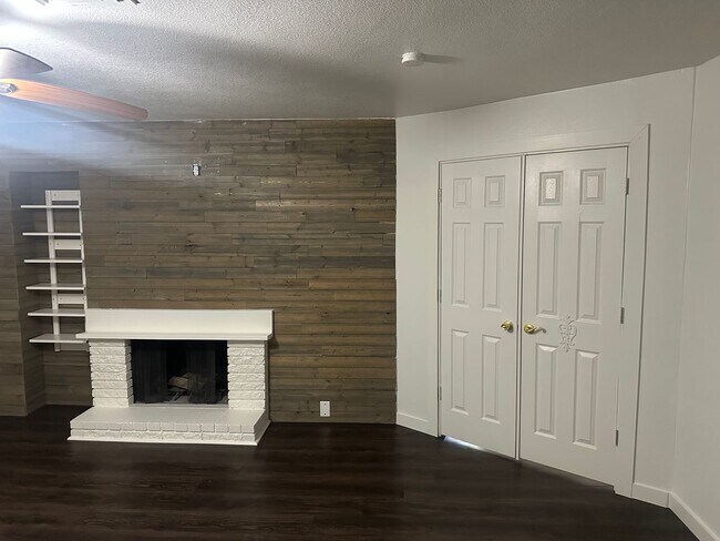 Building Photo - SE!!! Townhouse, Community Pool, Clubhouse...