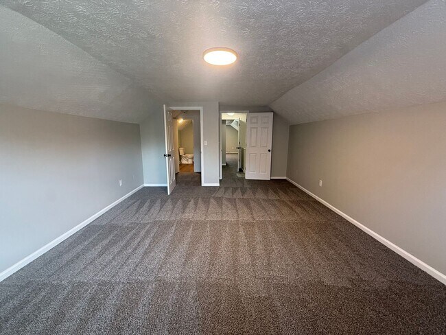 Building Photo - 449 Woodview Dr