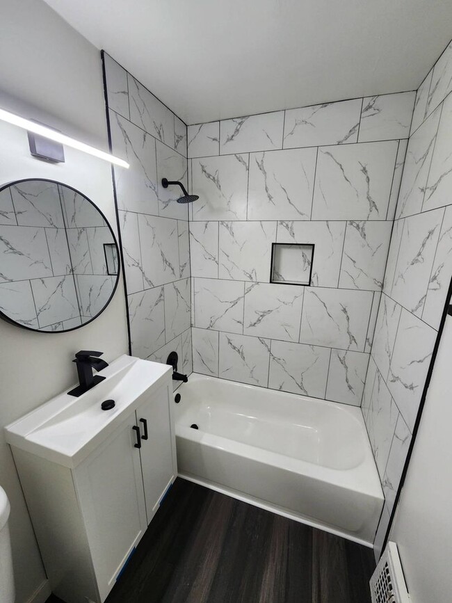 Building Photo - Charming 3-Bedroom Property in Prime Location