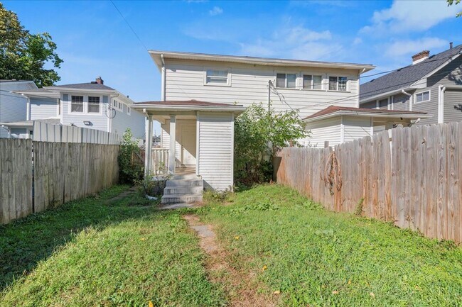 Building Photo - 617 N Parker Ave