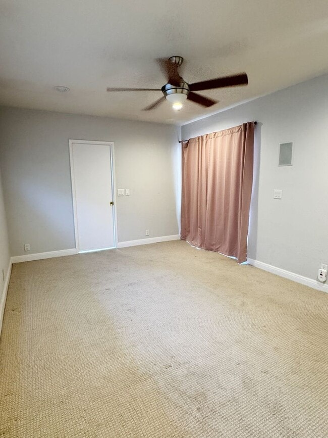 Building Photo - Charming 2-Bedroom Home with Fireplace, Backyard & Garage in Lakewood