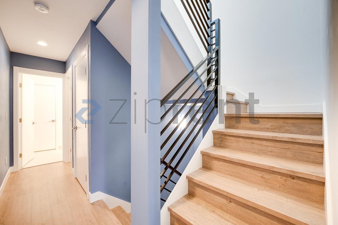 Building Photo - 1057 S Cloverdale St