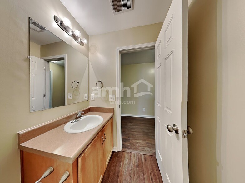 Building Photo - 137 Lake House Rd