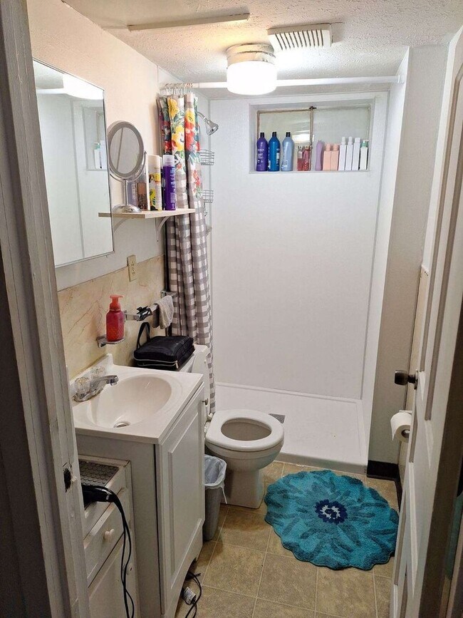 2 Bedroom Close to KSU and Poyntz Ave 1619 Pierre St Manhattan KS