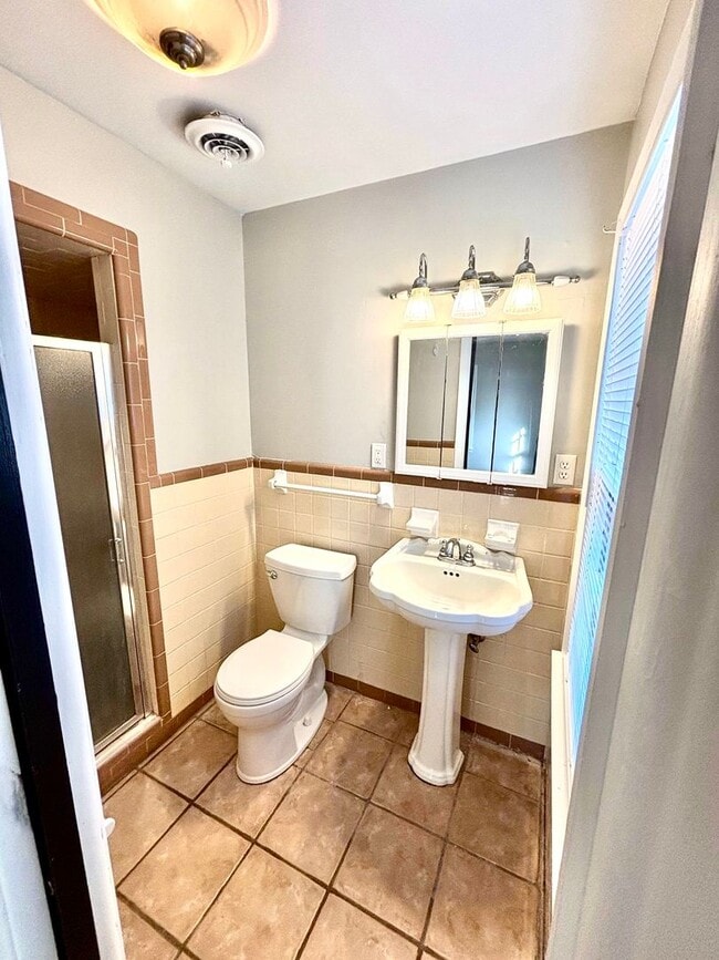 Building Photo - 904 Freeman! Move In Ready!