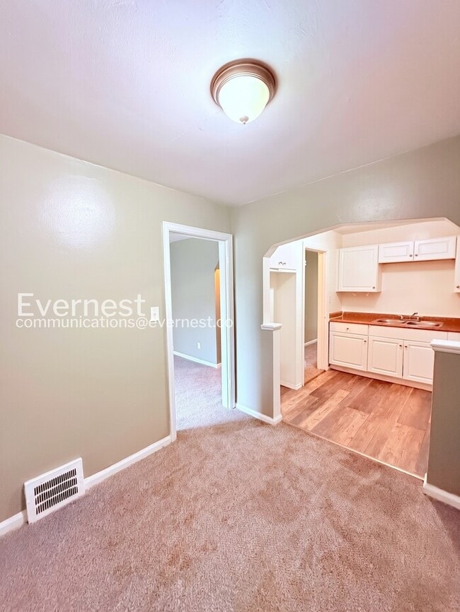 Building Photo - Charming Home with Detached Garage and Basement! | Pet Friendly