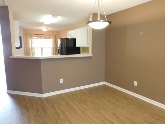 Building Photo - 135 Photinia Dr