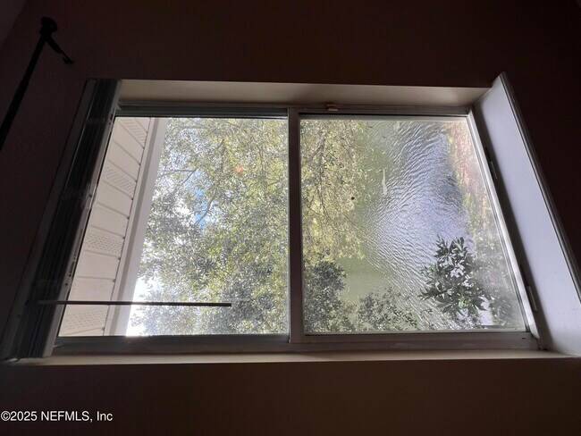 Building Photo - 466 Scrub Jay Dr