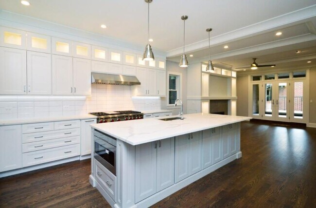 Building Photo - 4 bedroom in Chicago IL 60640