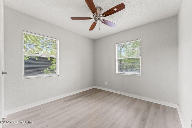 Building Photo - 1814 W 33rd St