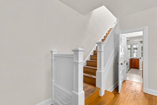 Building Photo - 3 Bed 2 Bath - Glover Park Row Home - Fini...