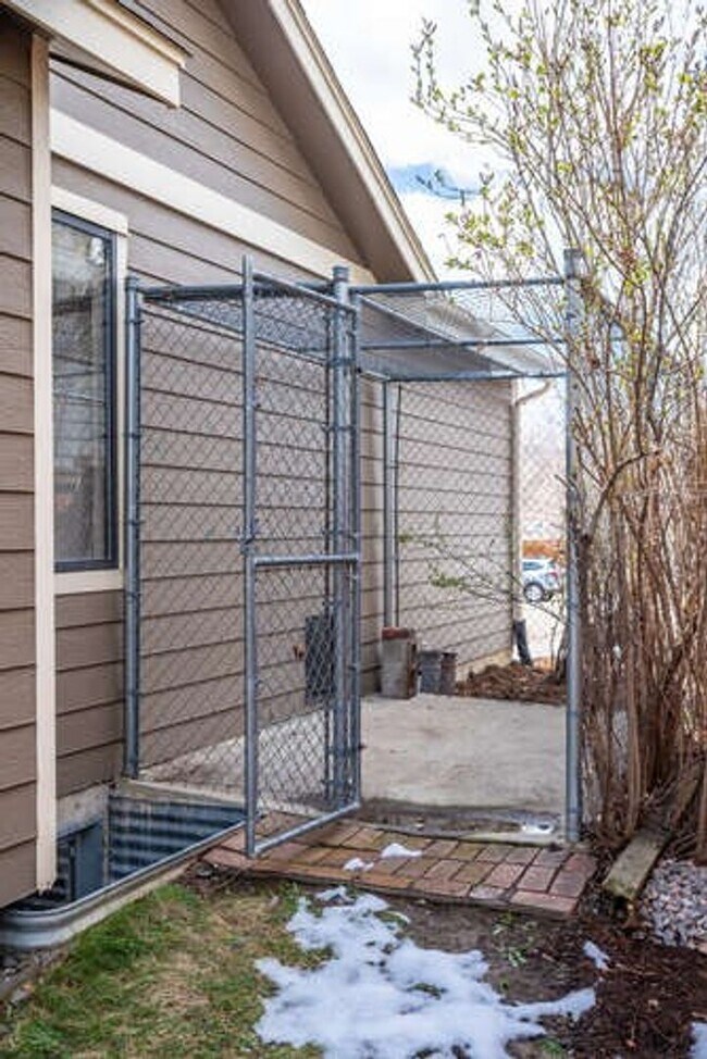 Building Photo - Online for roommate application ONLY