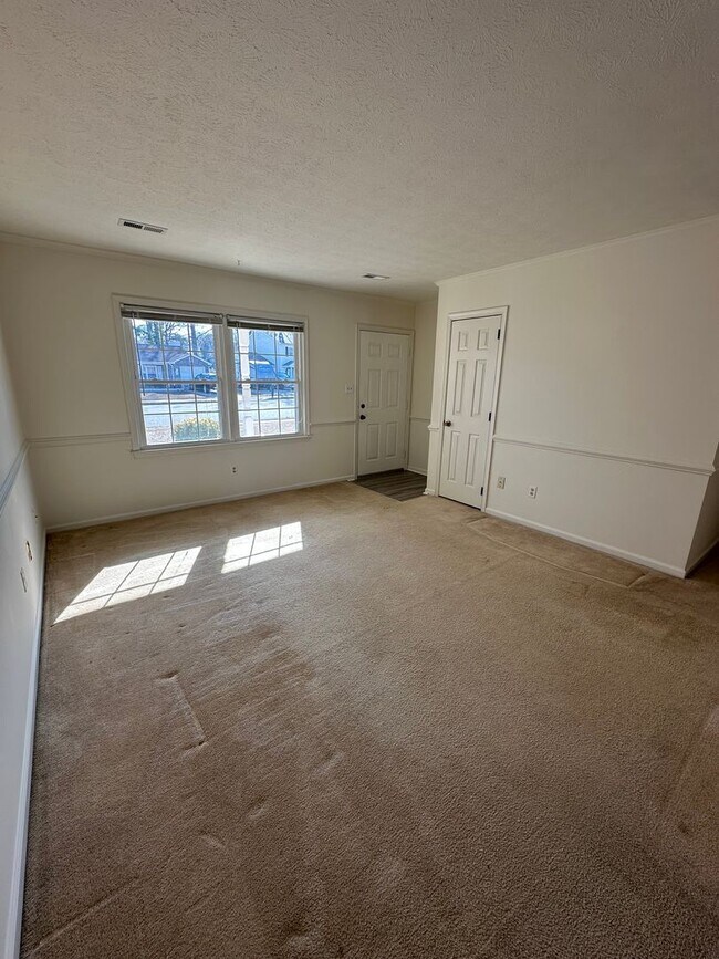 Building Photo - Located in Close Proximity to City Center.