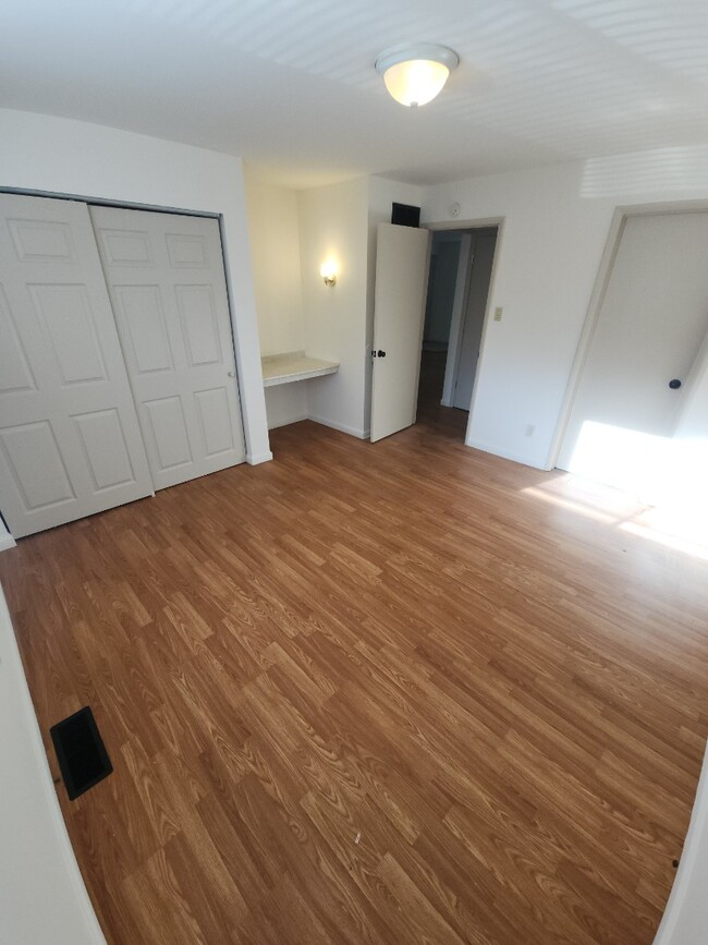 Building Photo - 2 Bedroom 1 Bath