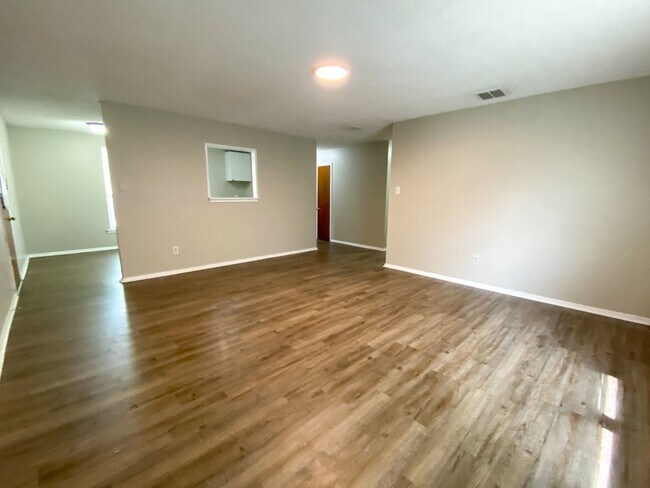 Building Photo - 3 bedroom 2 bathroom near Ramill and St Elmo
