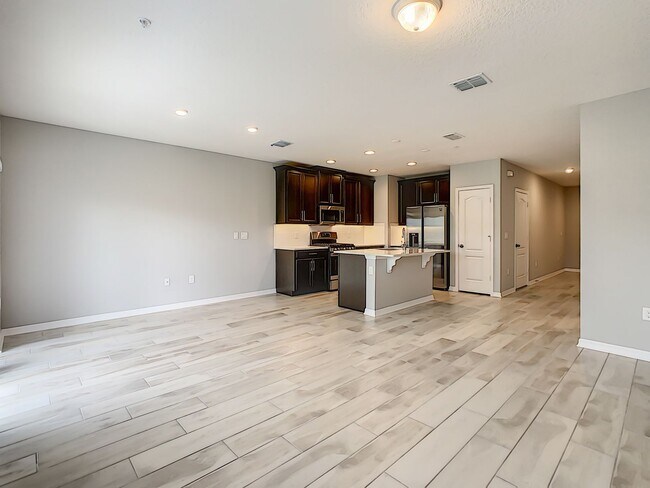 Building Photo - Stylish 3-Bedroom Townhome in Gated Sanfor...
