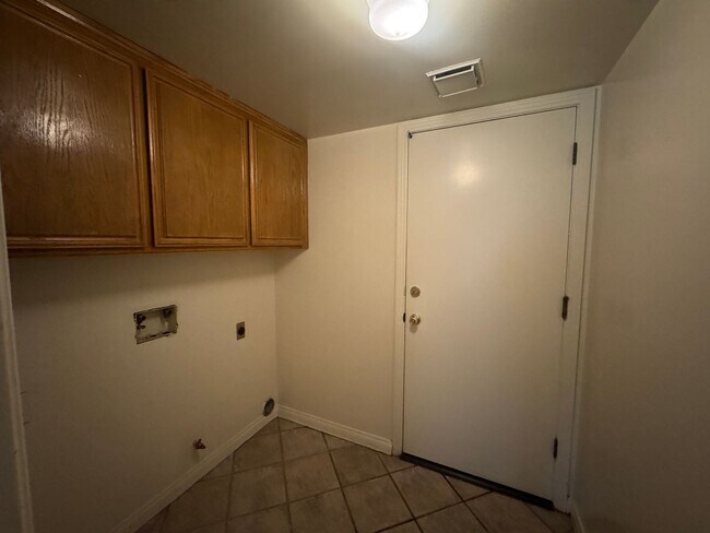 Building Photo - Charming cul-de-sac home!