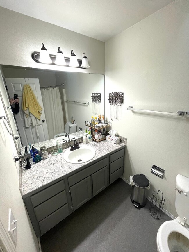 Building Photo - Remodeled 3-Bedroom Duplex Home in North G...